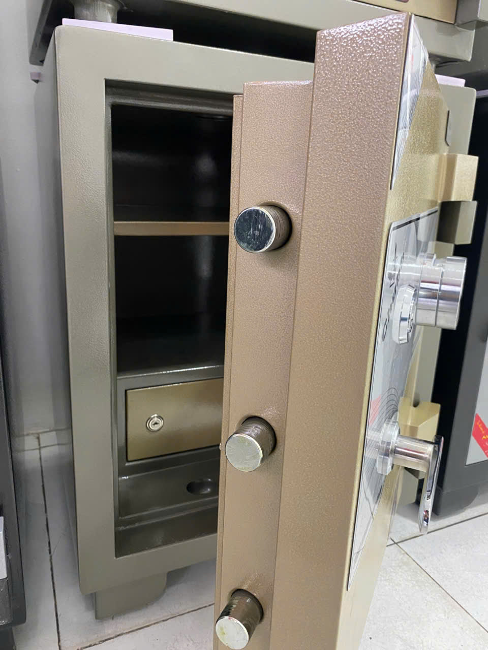 Két sắt Chubb CB-670E (120kg)